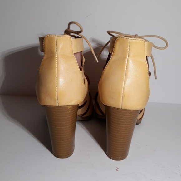 Charlotte Russe yellow heels sandals 8 - Picture 4 of 9